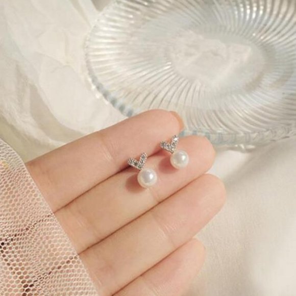 NEW 925 Sterling Silver Pearl Heart Earrings - Picture 1 of 8